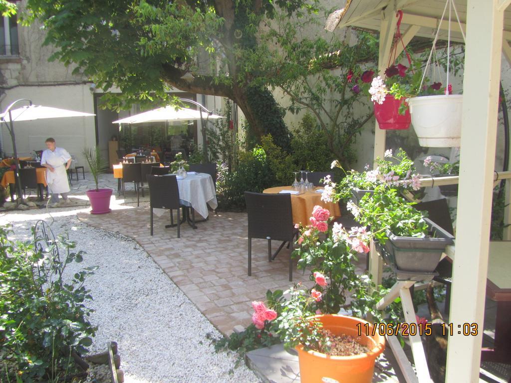 Logis Hotel Au Croissant Buzançais エクステリア 写真