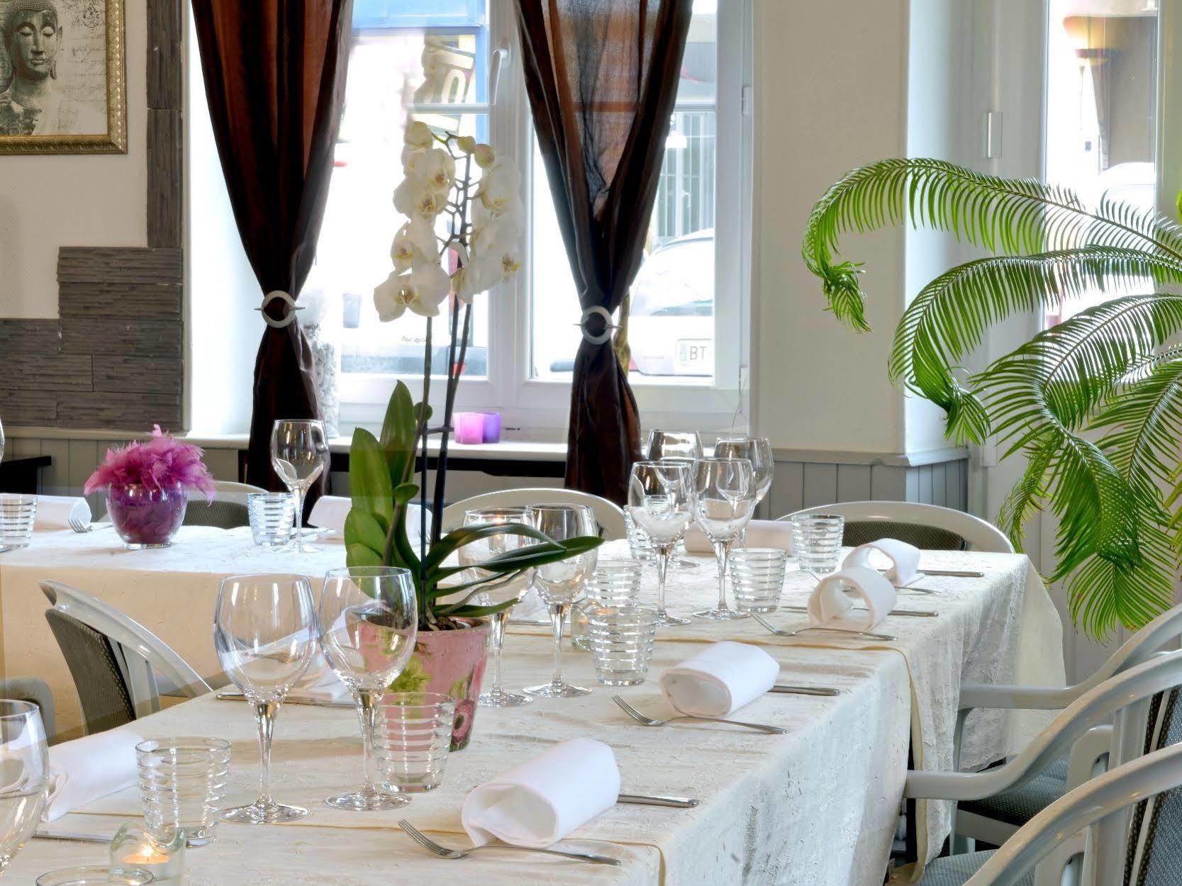 Logis Hotel Au Croissant Buzançais エクステリア 写真